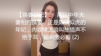 满足不了骚逼女友，只能让她穿着黑丝自慰了，超多水