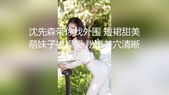 4个妞的淫乱生活，皮肤比较黑的大哥草嘴，小妹穿着假鸡巴内裤草穴，舔着嫩逼还让骚逼口交，淫乱互草玩奶子