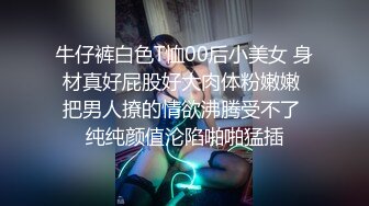 腿上蛇纹身外表清纯很骚小姐姐，长发及腰脱掉小背心扭动，肉肉身材柔软大奶，掰穴特写揉搓，看着很是诱惑