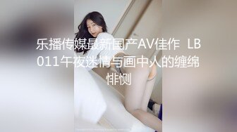 景区女厕全景偷拍眼镜美女逼口大开 逼洞清晰可见