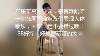 厕拍牛仔上衣黑长裙清纯美妹尿尿 好像垫一个卫生巾