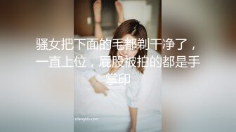  00后萝莉全身粉嫩，被操得惨叫连连，小哥说太紧了，鸡巴都要夹断了