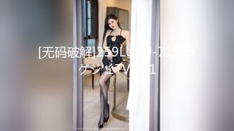  挖井喷水爆乳网红小姐姐，网袜美腿玻璃棒插穴，假屌骑乘套弄，猛捅骚逼浪叫呻吟不断