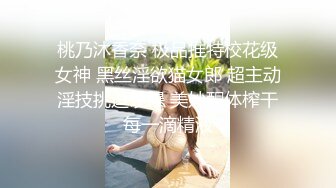 办公室里的闷骚姐姐，颜值不错气质很棒，上着班跟狼友互动撩骚，褪下丝袜漏出骚穴玩跳蛋，揉捏骚奶子真刺激