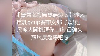   黑丝露脸极品御姐跟两个大哥玩3P，让大哥揉奶玩逼，沙发上轮草抽插