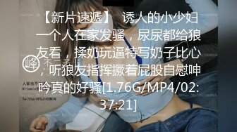 兄弟两共享女友全程露脸激情3P，揉奶舔逼让小骚逼给口交大鸡巴，下面让兄弟舔逼场面淫乱刺激，精彩不要错过