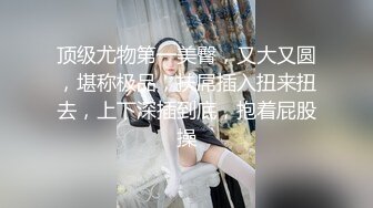   大眼骚学妹露脸伺候小哥哥，温柔的舔弄大鸡巴好骚玩深喉，让小哥压在身下暴力抽插蹂躏看表情就刺激