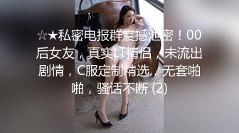 可爱嫩妹【小晶晶】年龄不大超会玩，一身黑衣搔首弄姿，手指扣穴全是水，水晶假屌爆插