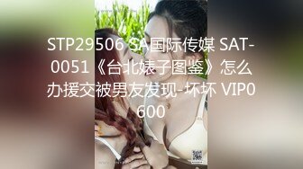 穿着角色扮演的火辣小 Ria 久留美 躺在你身上咧着嘴笑。