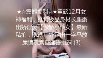 婚纱店试衣间的准新娘们穿上婚纱都好漂亮