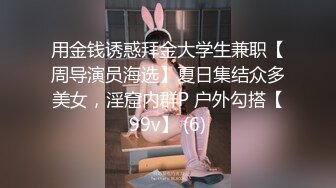 中性打扮短发眼镜美女，没穿内裤玻璃黄瓜爆插小穴，掰开紧致嫩穴捅入，没搞几下流出白浆，插得娇喘低吟很是诱人