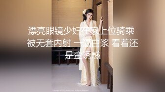 日本牛人找来两位孕妈，喝她们的奶奶，挤奶在鸡巴小穴窝里三人互吃，真羡慕这位先生，有奶吃有逼操！