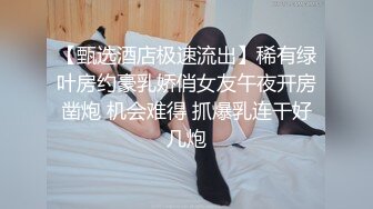 偷拍美女裙底风光 成都车展银色连衣裙细高跟极品美女，白色窄内 UR级反差骚货黑丝筒袜配情趣开档内裤