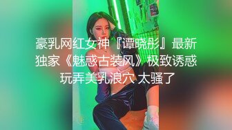 地铁站一路跟踪偷拍 不穿内裤的短裙美女 胆子太大了 大半个屁股都在外面