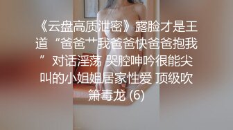  户外野战00后学生妹四眼妹子长得好纯，今年刚满18岁，紧身牛仔裤，长得太嫩了 (2)