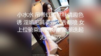 金发女抓着自己男友鸡鸡玩深喉