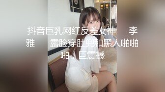 对着镜头一层层的把衣服脱下