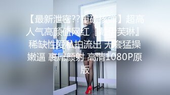 黑丝蝴蝶逼奶子很圆润的极品小少妇，深夜撩骚互动狼友，揉奶玩逼特写展示