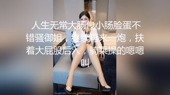 YD035格子裙少妇白色蕾丝透明内一半夹进屁股缝！