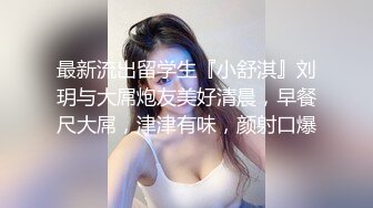 偷拍极品女生如厕，来姨妈了，居然还闻一闻姨妈巾