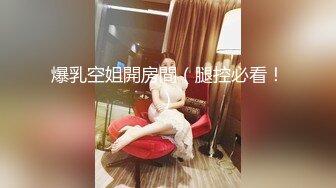    三女两男18嫩妹群P激情大战，排成一排翘起屁股美穴  扶着屁股后入猛操，手指扣穴揉搓阴蒂