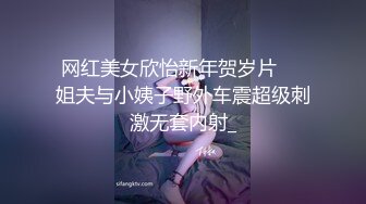   逗比大哥鸡巴都不硬还学人玩直播，让漂亮的小嫂子舔半天都不能插入