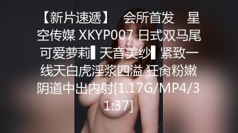 后入骚逼少妇，骚水喷的满地都是