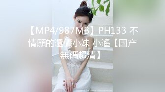 游乐场女厕全景偷窥多位半蹲着尿的美女各种美鲍轮番呈现 (1)