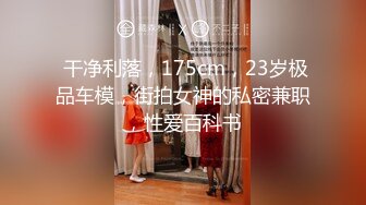 牛仔小美女跟小哥在家激情啪啪给狼友直播，全程露脸互动听指挥，让小哥舔逼口交大鸡巴，无套抽插高潮尿尿