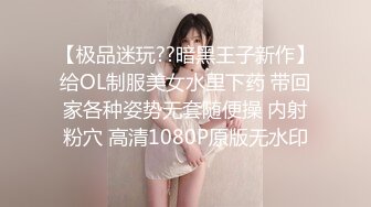    女技师在按摩旁边小哥上来要操逼给客人带上眼罩， S型身材翘起美臀，后入爆操大声啪啪