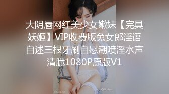 《魔手外购极品CP》景区女公厕完美定点角度全景偸拍，先脸后逼各种气质小姐姐方便，眼镜美女高高撅起翘臀双洞一清二楚 (3)